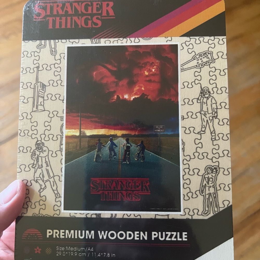 Netflix Stranger Things Premium Wooden Puzzle INTO THE UPSIDE DOWN opened 4 pics